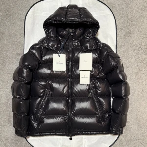 Moncler Maya  - Moncler Maya, storlek 3/m-L, skick 9,5/10, kvitto tags extra knappar samt dustbag medföljer vid köp, ny årsmodell/ 2022, nypris 18000kr, vid funderingar hör av er.