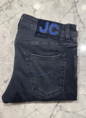Jacob Cohen jeans - Säljer nu dessa riktigt feta Jacob Cohen jeans i nyskick nypris ligger runt 6000kr skick 10/10 storlek W35 modell Nick