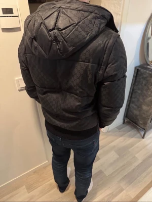 Svart Gucci pufferjacka med huva - Hej! Jag säljer nu min pojkväns Gucci jacka/väst med en tår i ögat då den blivit för liten för honom. Jackan är köpt på Gucci butiken i Stockholm 2019 och det var sista året den gick att köpa men om man vill köpa en idag så finns dom online för runt 20k+, så mitt pris är extremt bra. Hör gärna av er vid intresse eller frågor. OBS, inget ”sista pris bror” bara seriösa köpare.