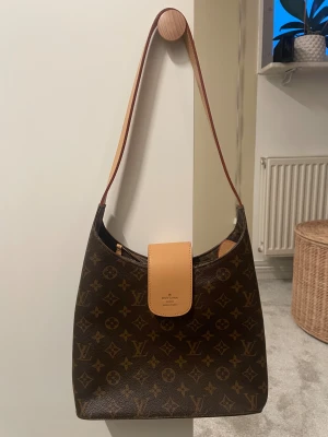 Brun axelväska  - Fin axelväska som får plats med mycket och har ett extra litet fack inuti, jätte bra skick. Säljer då den inte kommer till användning tyvärr 