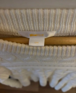 helt ny tröja från gina  - en helt jättefin tröja från gina som aldrig har använts😇 den är i storlek 170 men passar perfekt på mig som har S/M annars 