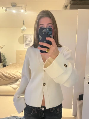 Beige kofta Gina Tricot  - Säljer denna gina kofta i stl M, då den är i fel storlek. Är använd fåtal gånger och är i mycket bra skick💓