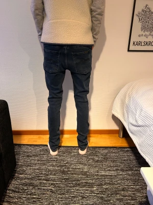 Nudie jeans - Ett par riktigt snygga mörkblå nudie jeans. De är i mycket bra skick och storlek 29:32. Hör av er vid eventuella funderingar!✅💬