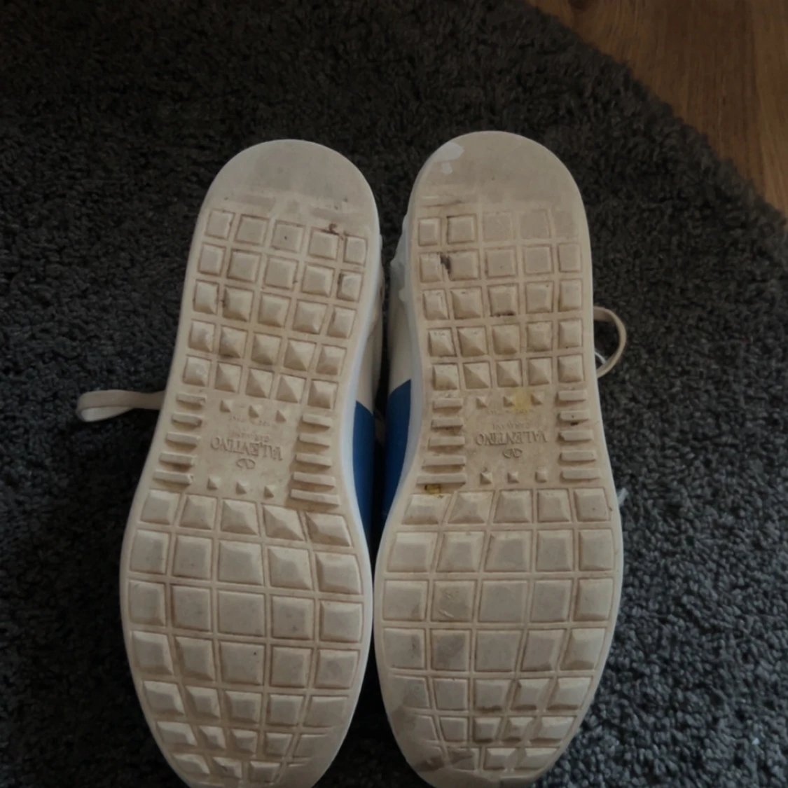 Sneakers med blå linje - 1