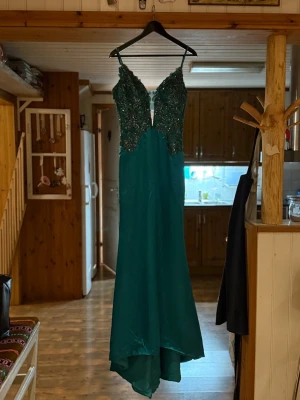Mörkgrön balklänning  - Säljer denna fina balklänning då den inte passa mej😊 Aldrig använd, bara testad🤗 Nypris 1220 kr💕