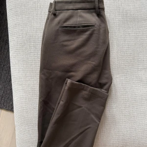 Kostymbyxa / chinos ifrån Les Deux - Väldigt bra skick. Stl 32.