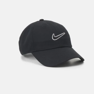 Svart Nike keps med broderad logga - Svart keps från Nike med klassisk böjd skärm och vit Nike logga. Perfekt accessoar för en sportig stil eller när du vill hålla solen borta.