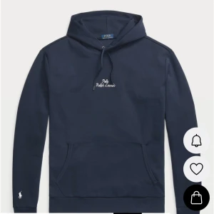 Mörkblå hoodie från Polo Ralph Lauren - Snygg mörkblå hoodie från Polo Ralph Lauren med broderad logga på bröstet och armen. Skick 10/10 använd max 5 gånger inga defekter alls. Skriv om du vill ha bilder. Nypris 2395. Säljer endast för 1100:-