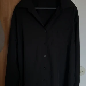 Svart skjorta  - Svart oversized skjorta, aldrig använd då den var köpt i fel storlek och kunde inte retutneras