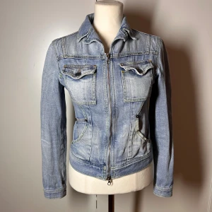 Vintage figursydd jeansjacka med dragkedja  - Supersnygg tajt jeansjacka. Står ingen storlek men passar xs. Köp sker via köp nu, jag postar inom 24h. Kvar tills markerad såld 