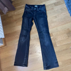 Svarta bootcut jeans Gina Tricot - Snygga svarta jeans från Gina Tricot med låg midja i storlek 158.💞