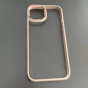 iPhone 14 Skal Transparent Rosa - Stilrent skal till iPhone 14 med transparent baksida och rosa ram. Skyddar effektivt mot repor och stötar. Passar perfekt runt knappar och kamera. 