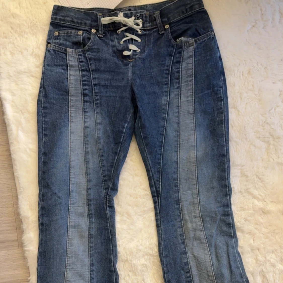 Blå jeans med snörning och paneler - 2