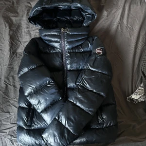 COLMAR JACKA DAM  - Vinterjacka ifrån märket Colmar, Storlek 40 som motsvarar storlek S. Mycket skön och bekväm samt varm till kalla dagar i vinter. Jackan är äkta, går att kolla upp genom qr koden som finns på en av bilderna. Mycket bra skick utan defekter!  Vid funderingar eller fler bilder är det bara att höra av er! Funktionen ”köp nu” går att aktivera vid intresse ☺️