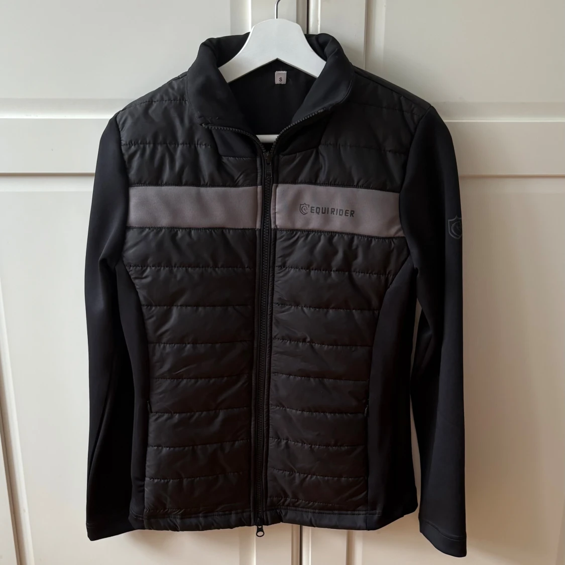 Svart quiltad stalljacka från Equirider S