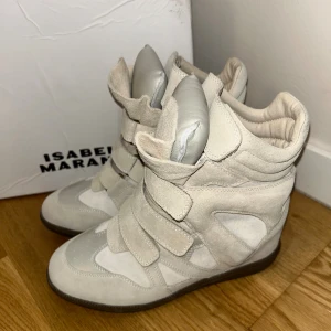 Isabel Marant Bekett Sneakers - Säljer ett par Isabel Marant skor i en vacker beige nyans, helt nya och aldrig använda! Fick dem i present av min moster, men tyvärr är de inte riktigt min stil – så nu hoppas jag att de får komma till någon som verkligen kommer älska dem💕. Dm för mera bilder, pris kan diskuteras🩷🤗 ( boxen gick tyvärr sönder genom leveransen)