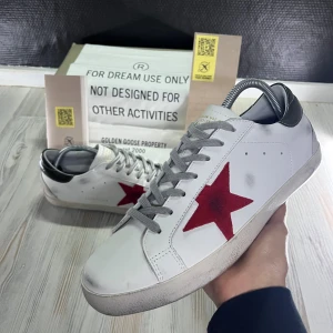 Golden goose skor - Säljer nu mins golden goose skor jag har använt under sommaren eftersom att jag är sugen på nåt nytt🙌🏻 skorna är i fint skick och priset kan diskuteras vid snabbaffär🤗