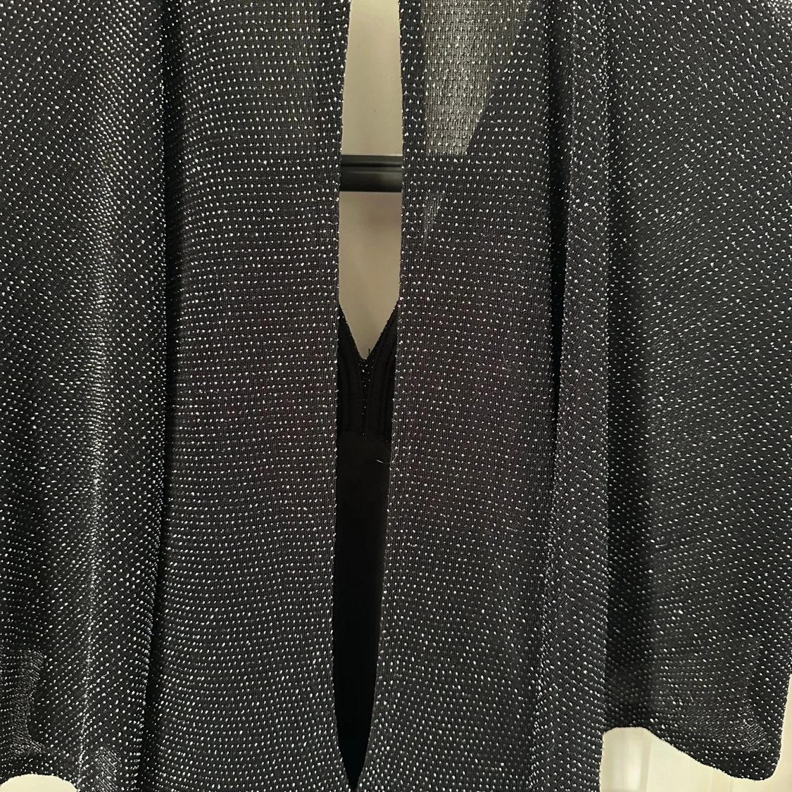 Glittrig svart kortklänning Chiquelle XS - 3