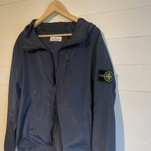 Stone Island jacka - Säljer denna vindjacka ifrån stone island passar ca 175-180 priset kan diskuteras och är öppen för byten, hör av er vid minsta fråga✅😁