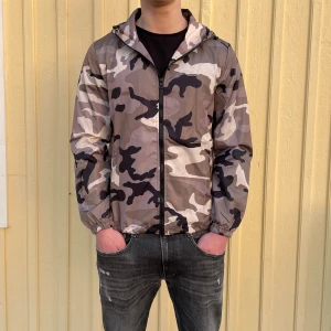 Camo windbreaker/höstjacka - Utförsäljning!!’ Säljer en snygg vind/höstjacka från Lindfors i mörk camouflage med dragkedja och huva. Perfekt för de kyligare vädret nu efter sommaren, har alla storlekar från xs,s,m,L samt att jackorna är helt nya och inplastade för 199kr✅