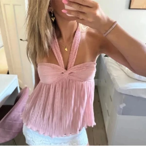 Rosa zara topp - Säljer en superfin ljusrosa halterneck topp som bara har används vid få tillfällen❤️ tveka inte med att ställa frågor!!!