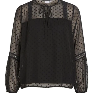 svart blus - snygg blus från vila i storlek 34 som motsvarar 34 🙏 knappt använd 