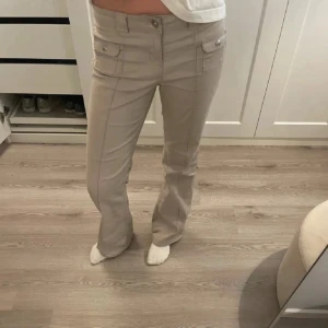 beige hm jeans  - så snygga och trendiga jeans som är uppsydda och aldrig använda 🤍