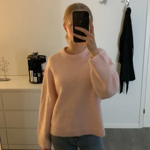 Ljusrosa stickad tröja  - Fluffig ljusrosa stickad tröja med rund halsringning och breda muddar vid ärmslut och nederkant. Tröjan har en loose passform och långa ärmar, perfekt för kyliga dagar. Enkel och stilren design som är lätt att matcha. Från Gina Tricot. Nypris 399 och helt oanvänd. Hör av dig vid frågor💕