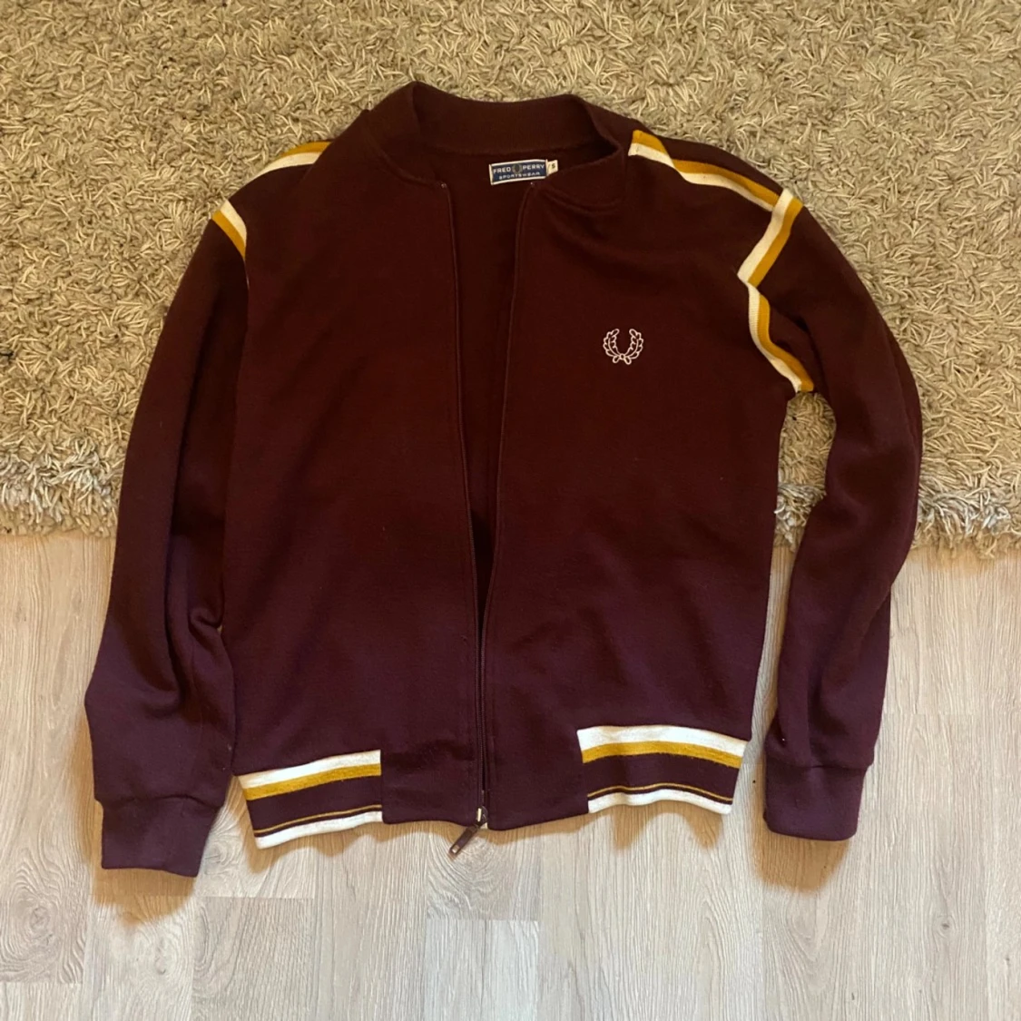 Vinröd Fred Perry kofta med gula ränder