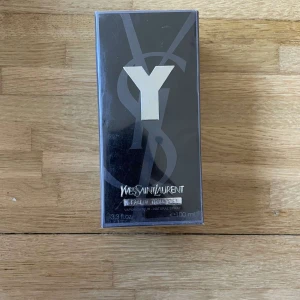 Yves Saint Laurent Y EdT 100ml - Stilren parfym från YSL, 100 ml. Ingredienser: alkohol, parfym, aqua/water, limonene, linalool, ethylhexyl salicylate, butyl methoxydibenzoylmethane, alpha-isomethyl ionone, citronellol, geraniol, coumarin, sodium hydroxide, CI 19140, CI 42090. Tillverkad i Frankrike.