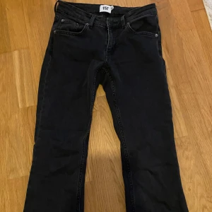 Svarta jeans - Svart lågmidjade jenas från lager 157. Bra skick i storlek S
