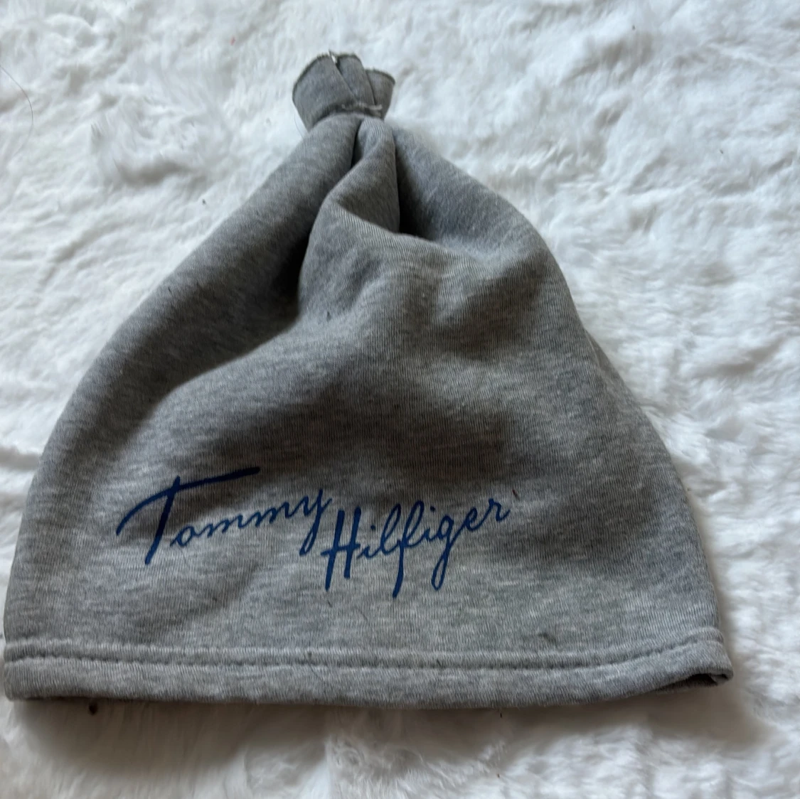 Grå mössa från Tommy Hilfiger