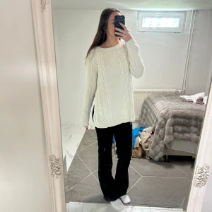 Vit stickad tröja med slits från Vero Moda - Säljer en vit stickad tröja från Vero Moda i storlek L. Tröjan har ett snyggt kabelstickat mönster, rund halsringning och långa ärmar. På sidan finns en slits som ger en chill och modern vibe. Perfekt för dig som gillar loose fit och vill ha något mysigt till hösten även för mig som har storlek S passar väldigt bra och översized ❤️