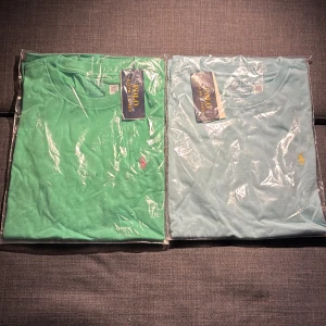 2 Ralph lauren T-shirts  - Två stycken Ralph lauren t-shirts olika färger grön och ljusblå. Helt nya, båda storlek L 14-16.