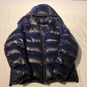 Polo ralph lauren pufferjacket - Riktigt fet polo puffer jacka, ny pris ca 4800, väldigt bra nu till vintern som kommer, storlek M, hör av dig vid intresse.