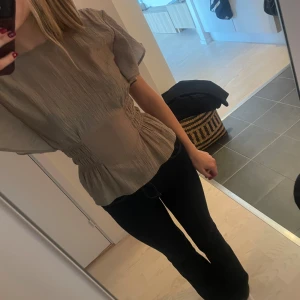 Topp - Grön topp med intagen midja i fint skick