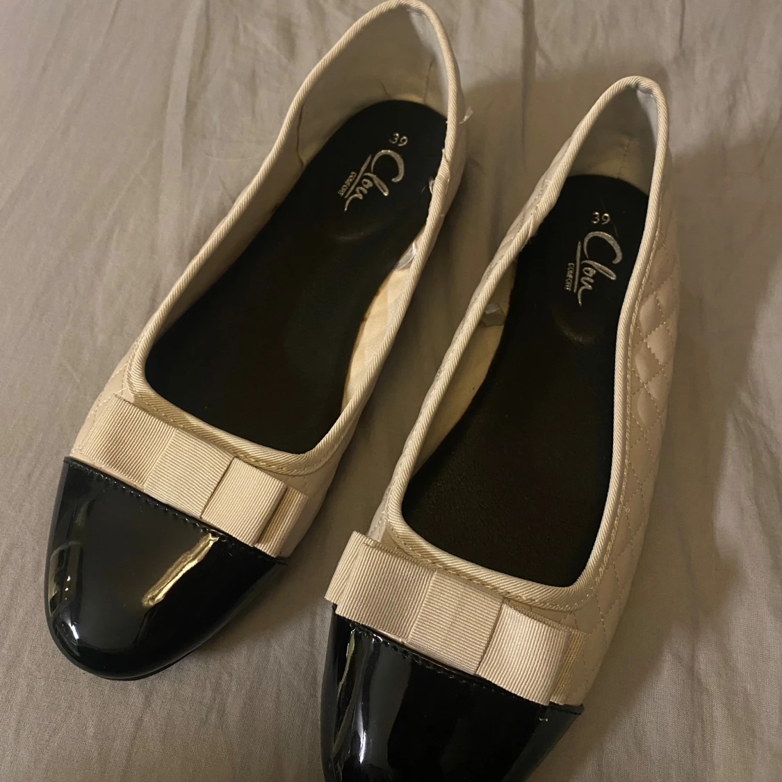 Beige och svarta ballerinaskor med rosett