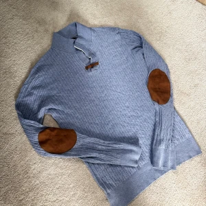 Ljusblå cashmere tröja - Säljer en elegant cashmere tröja i storlek S i ljusblå färg. Kan gå ned i pris vid snabb affär samt skicka fler bilder!