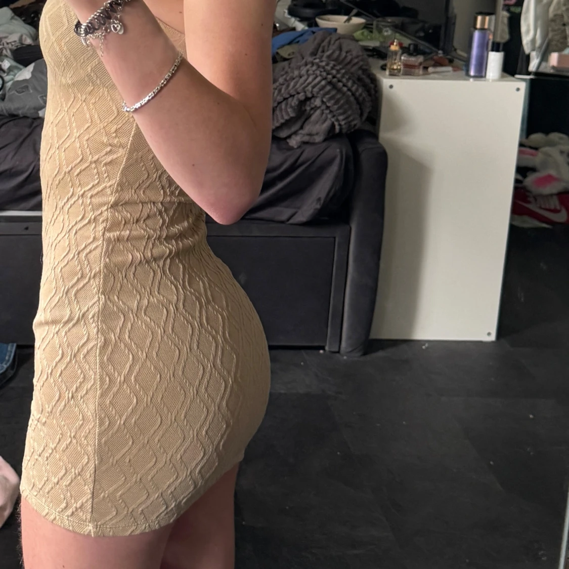 Beige kort klänning med mönster - 1