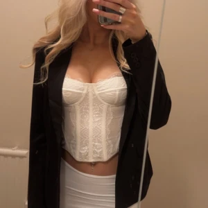 Korsett topp - helt oanvänd korsett topp. Säljer då jag köpte en annan strl då denna var för liten i kuporna. Strl xxs sann i strl passar a-b kupa. (På bild 1 & 2 är min egna i xs) 