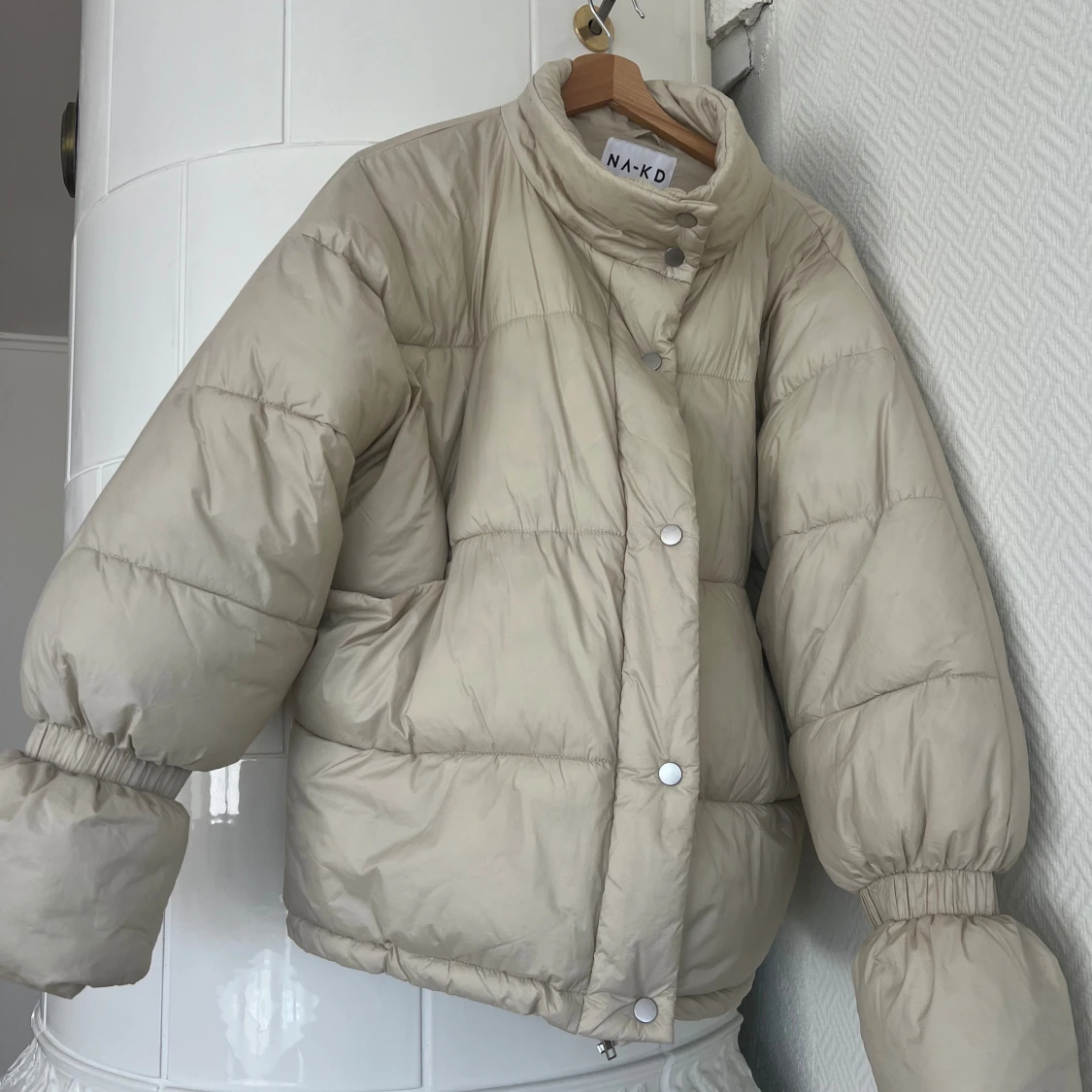 Beige pufferjacka från NA-KD