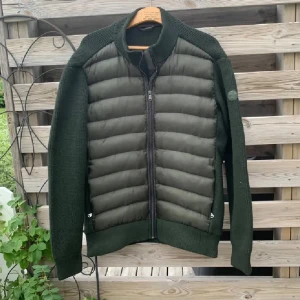 North Sails Cardigan - Riktigt fet cardigan från North Sails. Storlek L.  Går ej att få tag i längre. Nypris omkring 2800. Mycket fint skick, enda defekten är en mindre reva på ena ärmslutet (se sista bilden). Hör gärna av er vid funderingar!✌️