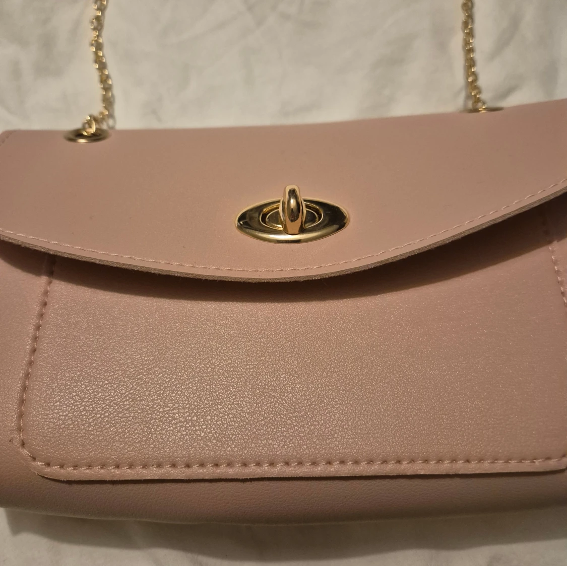 Ljusrosa axelväska med guldkedja - 1