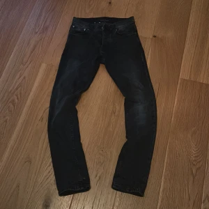 Svarta Nudie Jeans - Tja, säljer mina svarta nudie jeans då dem har blivit för små och ser inte någon mer användning från mig. Storleken är W28 L32 och modellen är grim Tim. Skriv om det finns några mera frågor😁