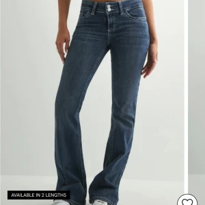 Bootcut jeans låg midja från Nelly - Snygga blå bootcut jeans med låg midja från Nelly 