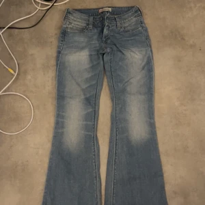 Blå Bootcut jeans 479 Booty Flare Fit - Säljer ett par blå bootcut jeans, modell 479 Booty Flare Fit. Jeansen har klassisk femficksdesign, med ljusa slitningar framtill och utsvängda ben. inte använda eftersom de är för små. de är low waist