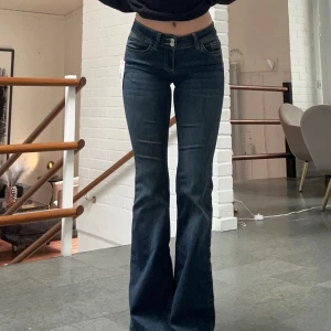 Lågmidjade bootcut Nelly - Säljer dessa skitsnygga jeans som tyvärr inte kommer till användning. Helt oanvända, stl 34🤍nypris 699kr