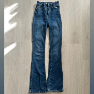Blå bootcut jeans  - Snygga blå jeans med bootcut passform och mid/hög midja. Fickor bak och i superbra skick! Jag är 176 cm och de är lite för korta för mig 