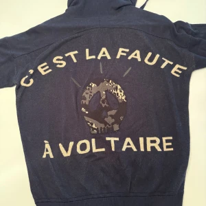 Marinblå  kofta från Zadig & Voltaire  - Mörkblå stickad kofta från Zadig & Voltaire med tryck på ryggen och luva. 🤗