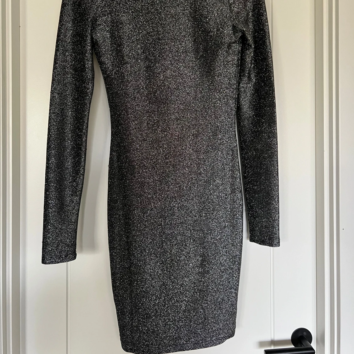 Glittrig svart kortklänning - 1